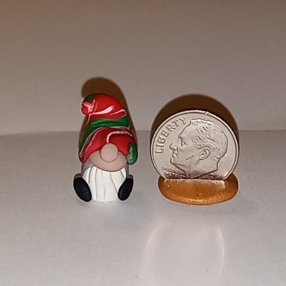 🎯 10 for $10 / Tiny Miniature Christmas Holiday Gnome Figure - Picture 2 of 2